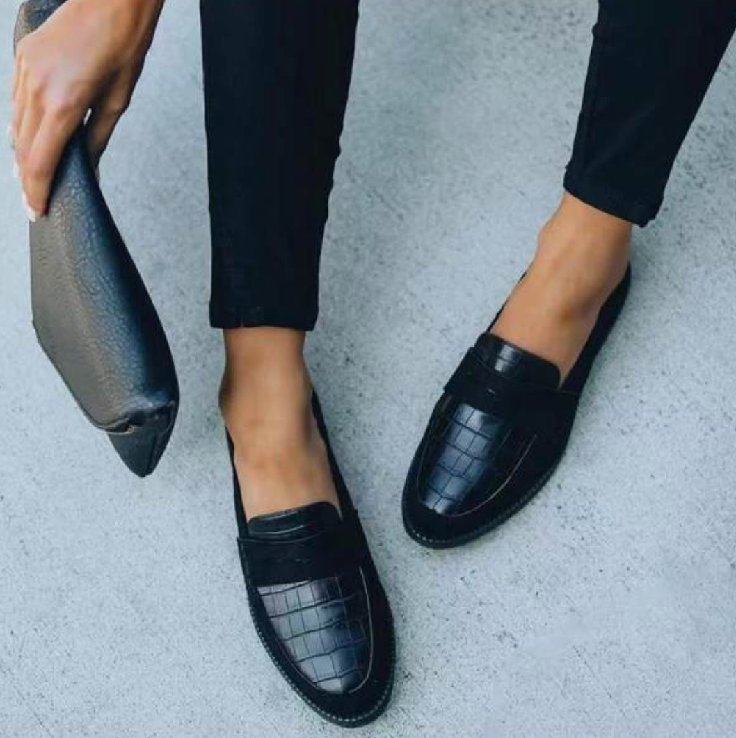 Bequeme schwarze Damen Loafers aus Leder, Slipper, perfekt als Frühlings- und Sommerschuhe für Damen.
