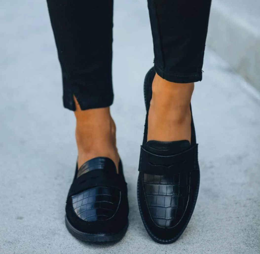 Klassische schwarze Damen Loafers aus hochwertigem Leder, elegante Slipper für stilbewusste Damen.