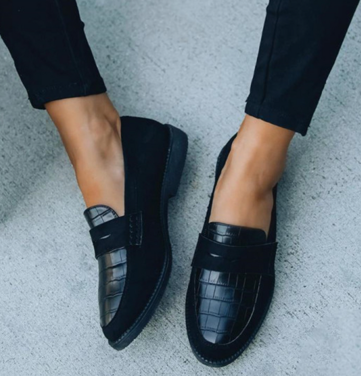 Nahaufnahme: Schwarze Damen Leder Loafers, Slipper, bieten Eleganz und Komfort für den Alltag.