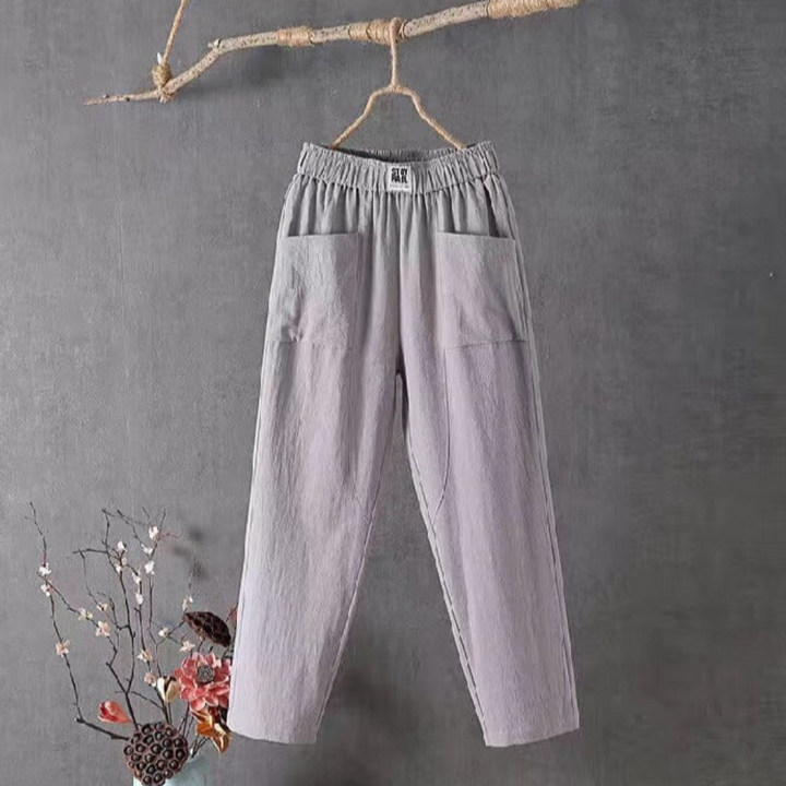 Weiße vielseitige Damen Freizeithose Livia mit Gummibund, ideal für Strand, Stadt oder entspannte Tage.