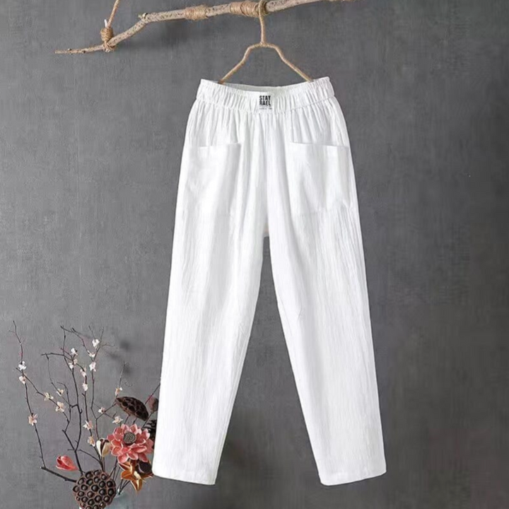 Detailaufnahme des bequemen elastischen Bundes einer grauen Damen Leinenhose Livia für Sommer-Freizeit.