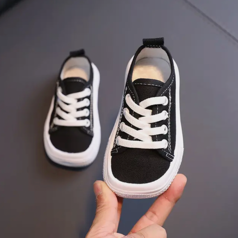 Ergonomische FlexiSteps Barfuß-Sneaker für Kinder, flexibel & atmungsaktiv für gesunde Füße.