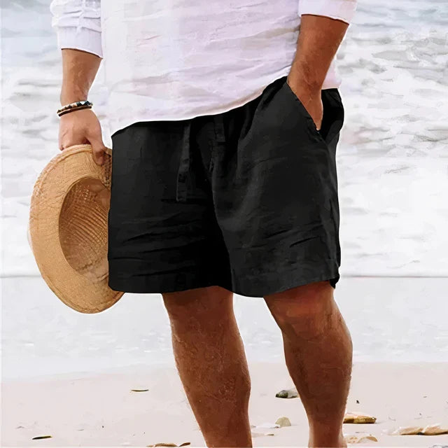 Stilvolle Herren Sommershorts, getragen in entspannter Freizeit-Pose. Perfekt für Urlaub & Alltag.
