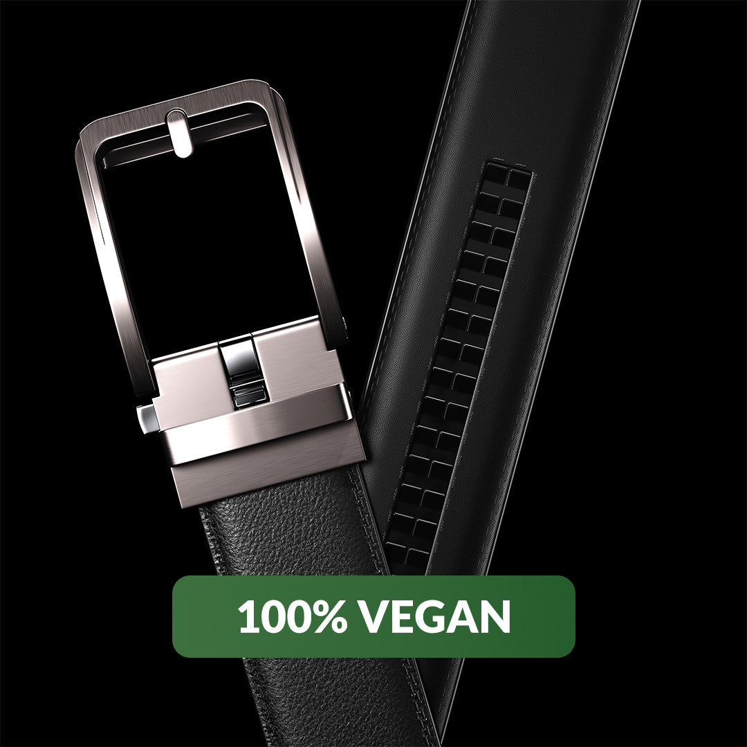 Nahaufnahme der schwarzen Gürtelschnalle des veganen Automatikgürtels, einfach verstellbar.