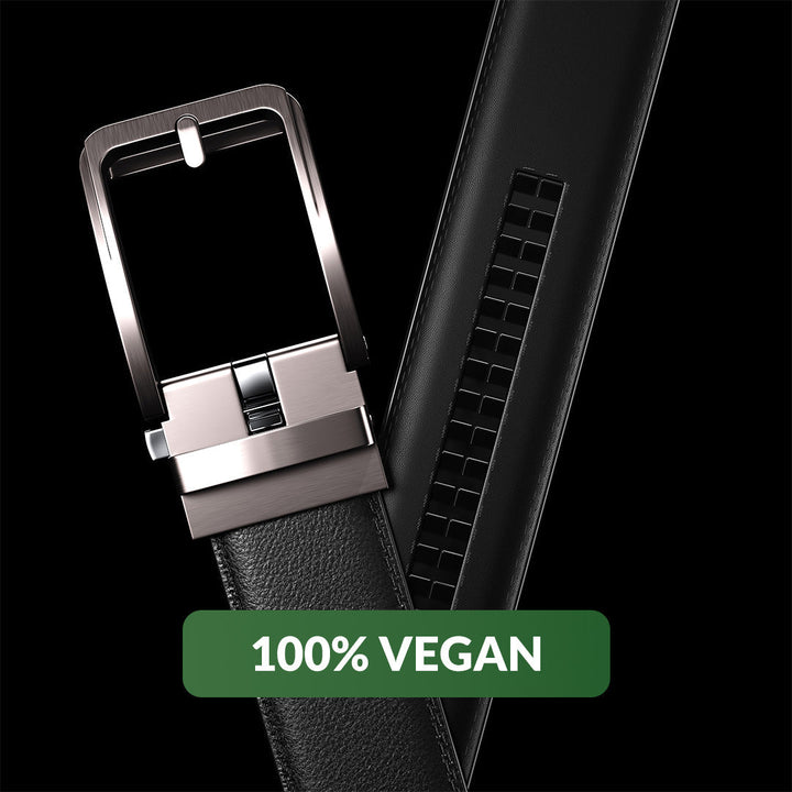 Nahaufnahme der schwarzen Gürtelschnalle des veganen Automatikgürtels, einfach verstellbar.