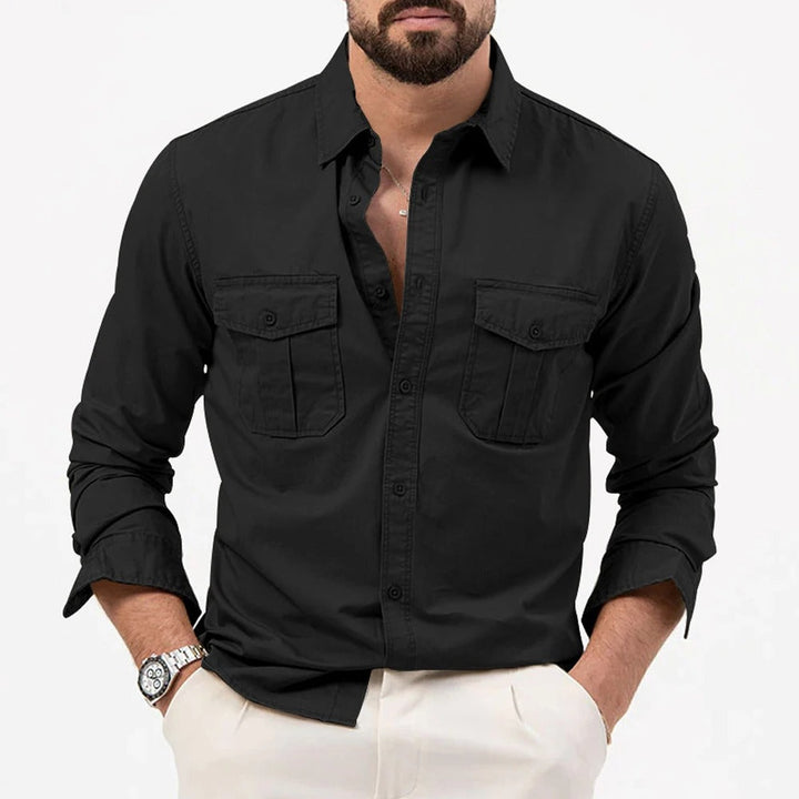 Elegantes, tailliertes Herren Langarmhemd Slim Fit mit zwei Brusttaschen. Stilvolle Männer Mode.