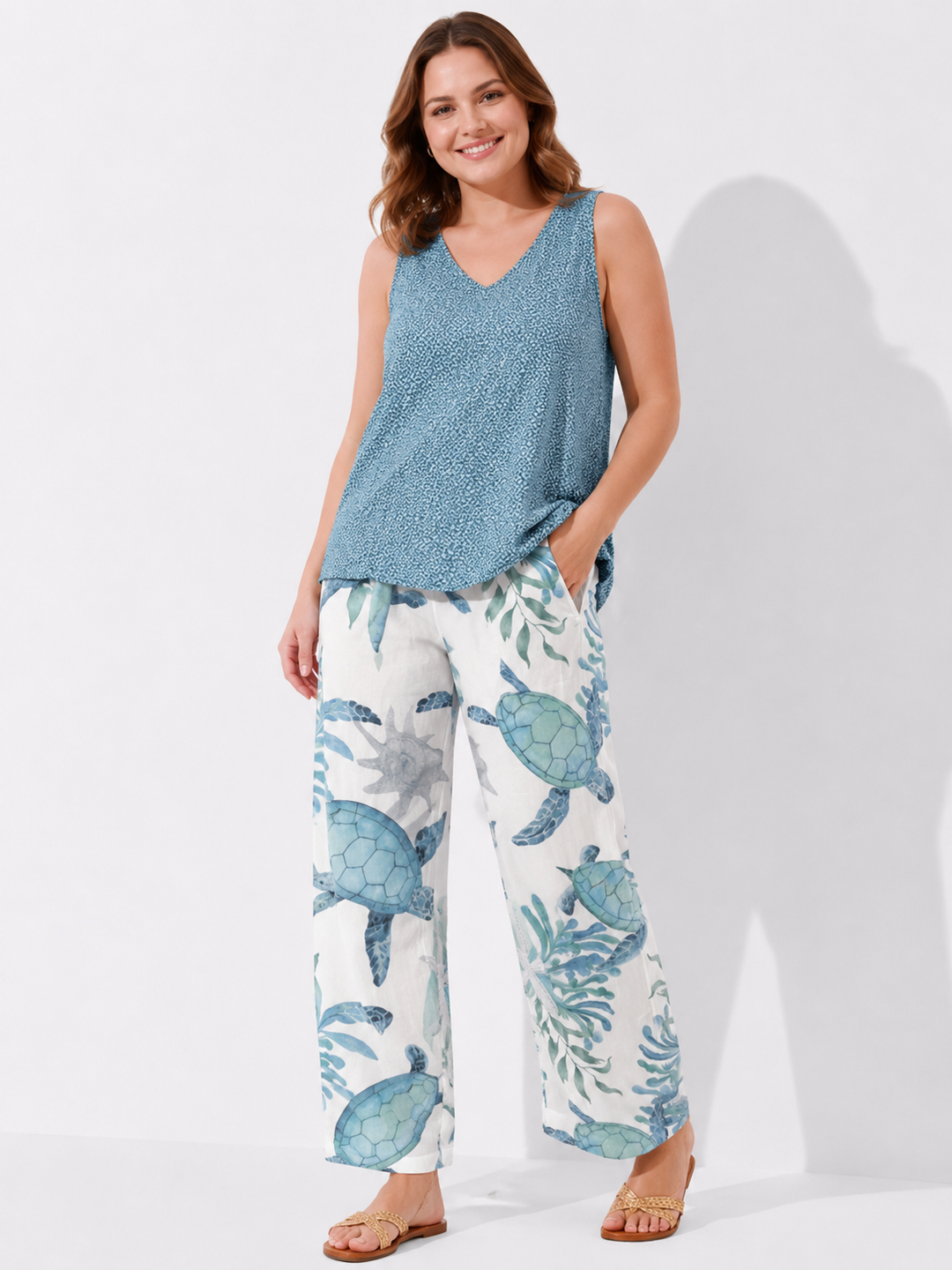 Blaue Damen Freizeithose mit praktischen Seitentaschen und elastischem Bund für bequemen und stilvollen Alltag.