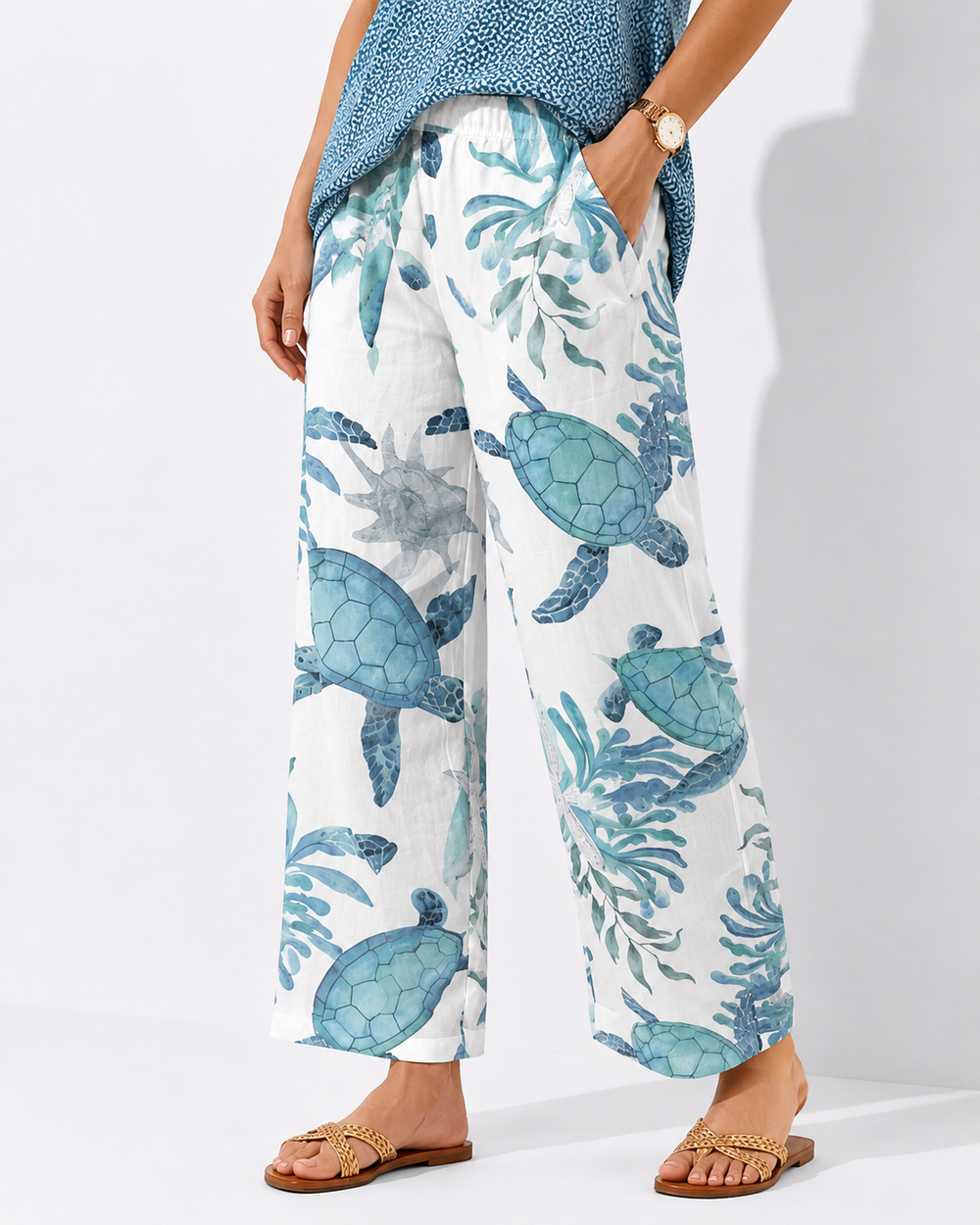 Vielseitige blaue Damenhose im Cargo-Stil mit Seitentaschen, perfekt als bequeme Freizeithose für Damen.
