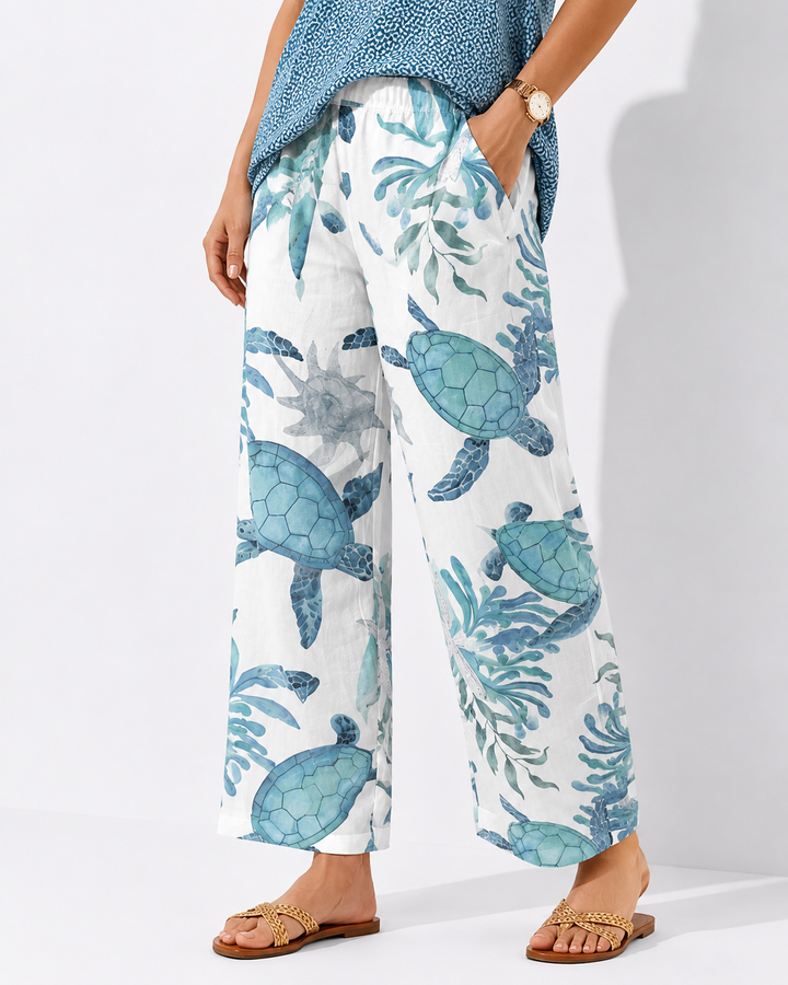 Vielseitige blaue Damenhose im Cargo-Stil mit Seitentaschen, perfekt als bequeme Freizeithose für Damen.