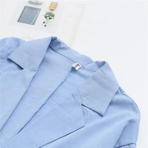 Modernes Sommer-Outfit für Damen: bequemer Zweiteiler in leichtem Stoff. Ideal für stilvolle Freizeit- und Alltagslooks.