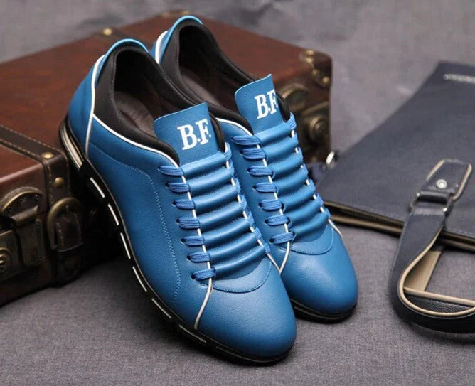 Moderne Herren-Freizeitschuhe. Komfortable Sportschuhe mit flacher Sohle, ideal für den Männer-Alltag.