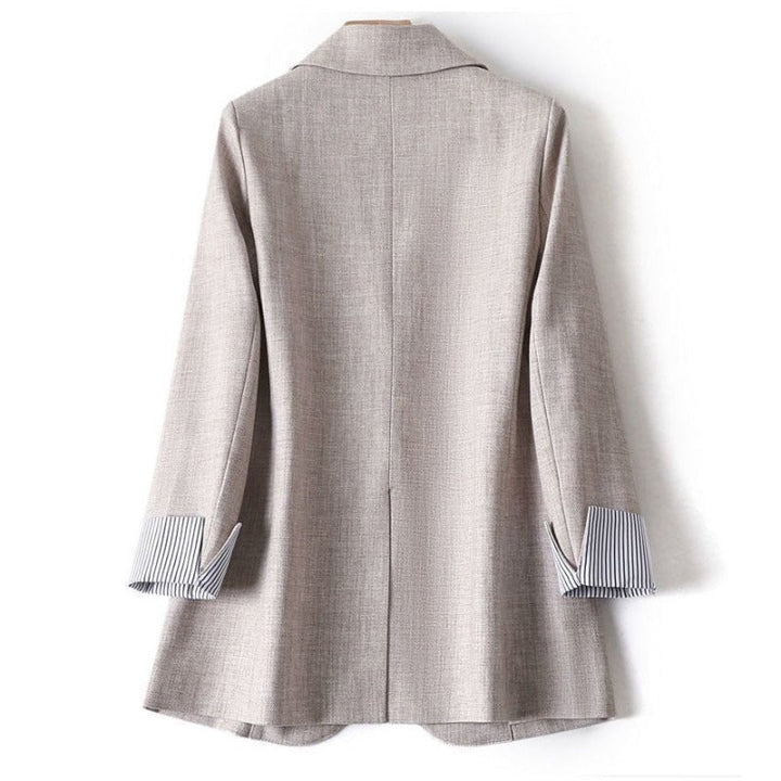 Zeitloser beiger Damen Blazer mit Ein-Knopf-Verschluss. Vielseitig kombinierbar für jedes Outfit, ganzjährig tragbar.
