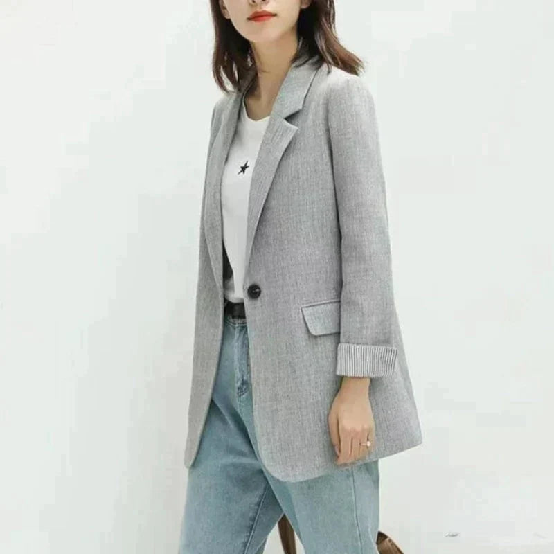 Klassischer schwarzer Damen Blazer, figurbetont geschnitten. Eleganter Reverskragen und ein Knopf für Business & Abend.