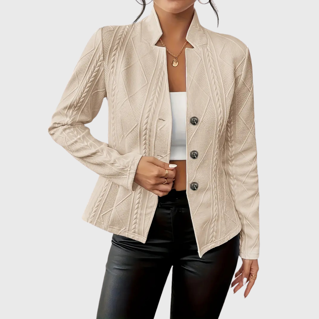 Nahaufnahme: Eleganter Damen Blazer mit raffiniertem Zopfmuster, Stehkragen und Knopfleiste. Perfekt für Herbst/Winter.