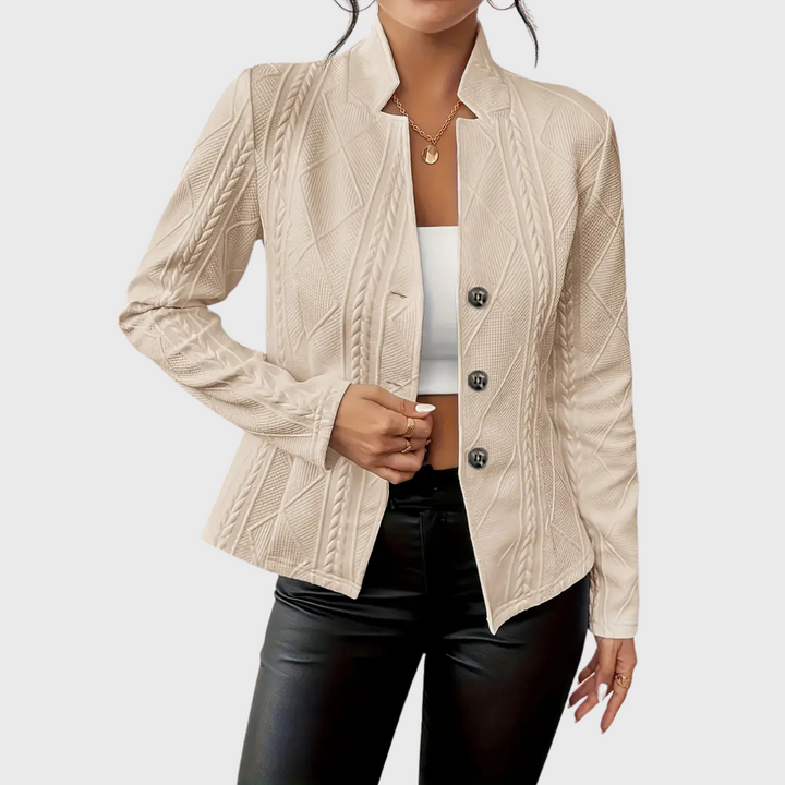 Nahaufnahme: Eleganter Damen Blazer mit raffiniertem Zopfmuster, Stehkragen und Knopfleiste. Perfekt für Herbst/Winter.