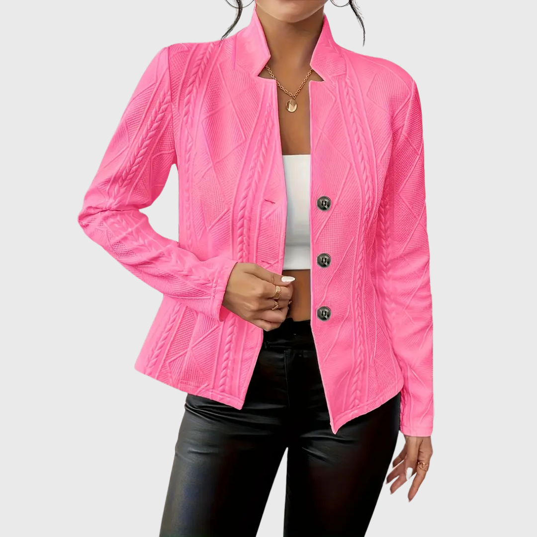 Warmer Damen Blazer mit elegantem Zopfmuster, ideal für Herbst- und Wintermode. Feminine Passform für stilvolle Auftritte.