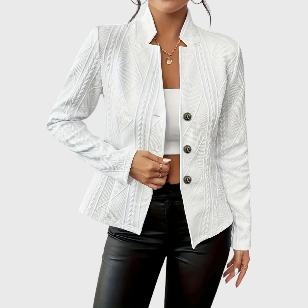 Eleganter Damen Blazer mit femininer Passform, strukturiertem Zopfmuster und Stehkragen. Ideal für Business & Freizeit.