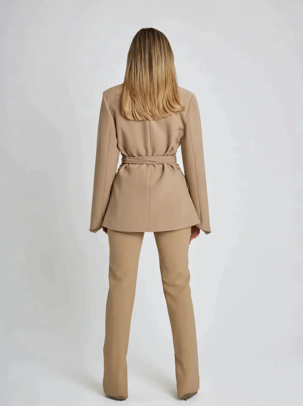 Weißer Damen Business Blazer mit Gürtel, tailliert. Eine schicke Wahl für ganzjährige Damen Mode.