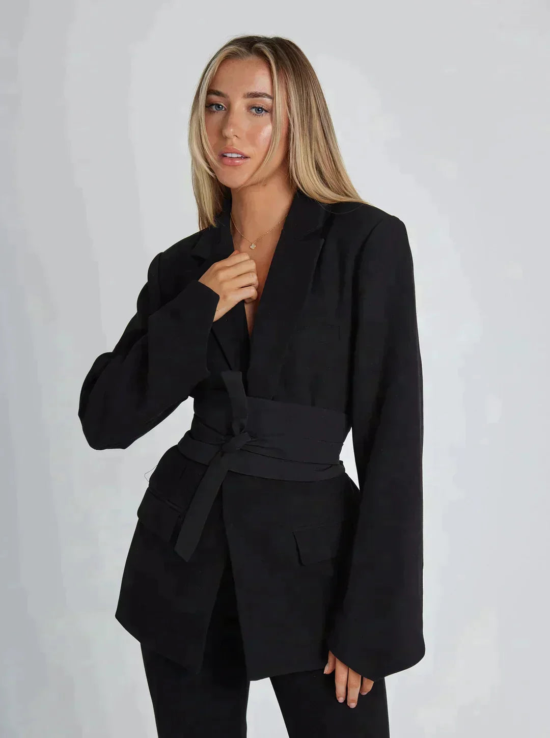 Schwarzer Damen Blazer mit Gürtel, tailliert für elegante Business-Looks. Modische Oberbekleidung für Frauen.