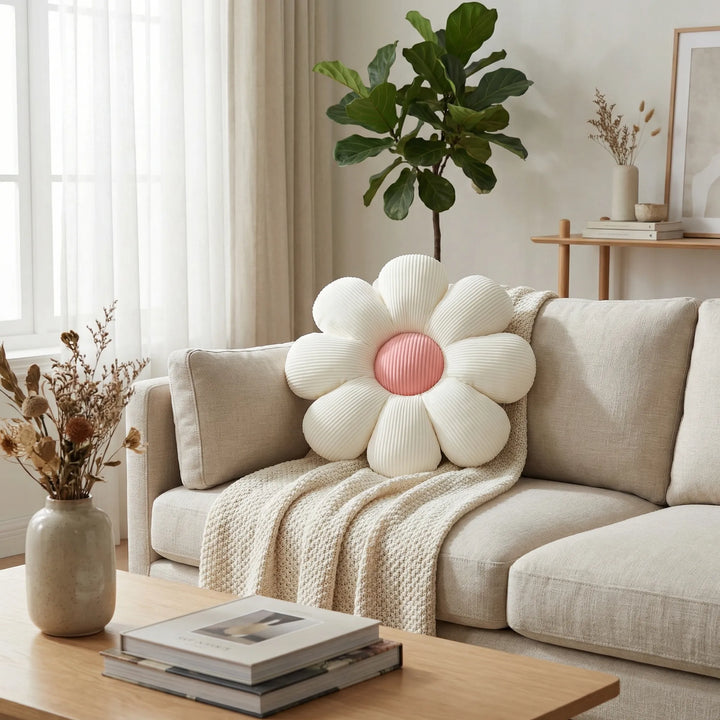 Blumenförmiges Zierkissen in sanften Pastellfarben, perfekt als gemütliches Dekokissen für Sofa oder Kinderzimmer.