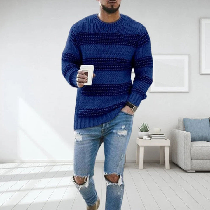 Detailansicht: Weicher Herren Strickpullover mit feiner Textur für angenehmen Tragekomfort im Winter.