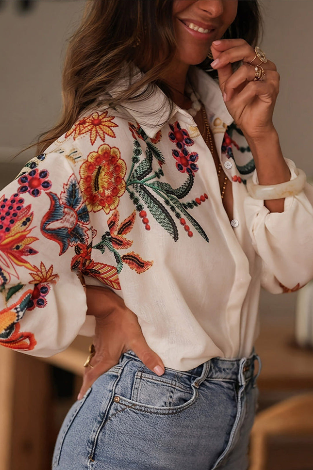 Damen Sommerbluse mit verspielter Blumenstickerei und langen Ärmeln im eleganten Bohemian-Stil für Frühling/Sommer.
