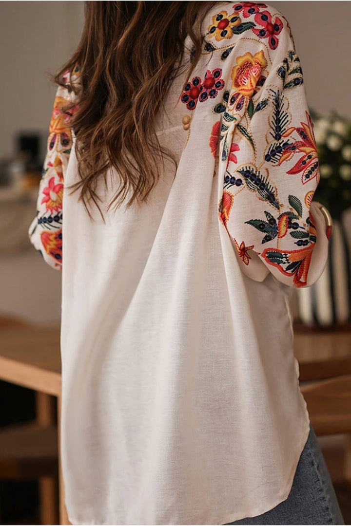 Exquisites Damen Oberteil: Langarmbluse mit feiner Blumenstickerei und V-Ausschnitt, ideal für den Bohemian-Look.