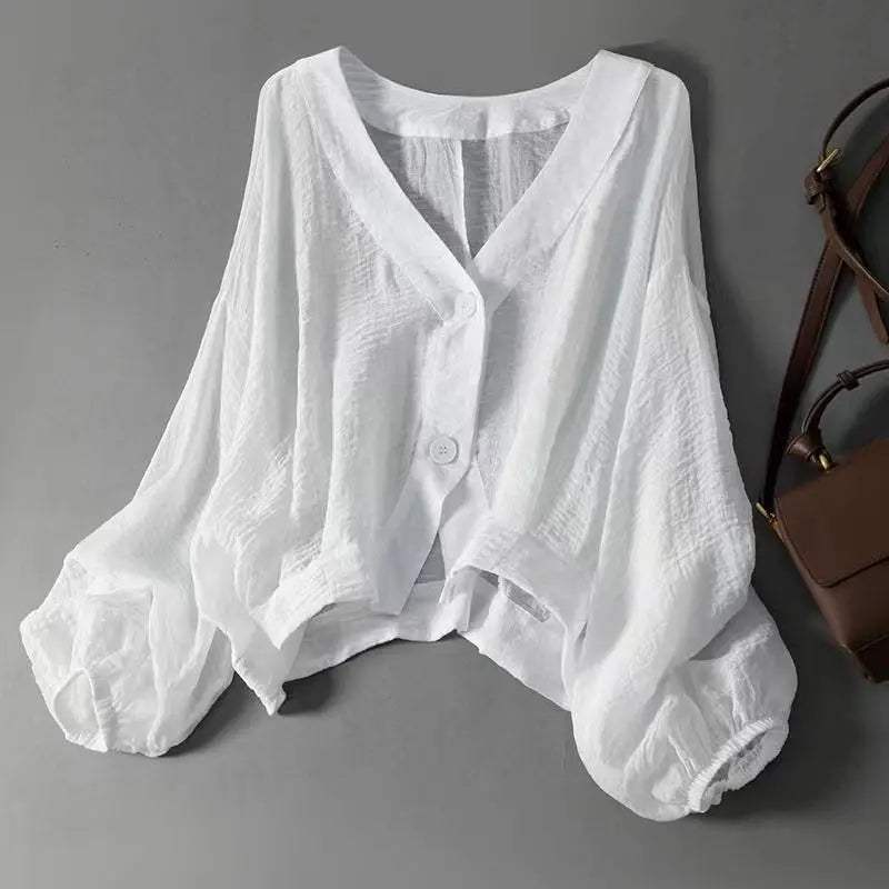 Weiße Damenbluse mit eleganten Ballonärmeln & V-Ausschnitt, perfekt für einen luftigen Sommer-Look.