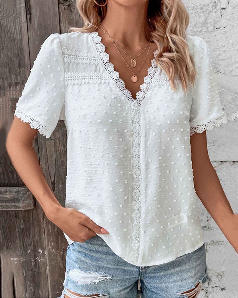 Trendige Damen Kurzarmbluse im Boho-Chic mit V-Ausschnitt, Spitze & Punktemuster. Perfekt als leichte Sommer-Freizeitbluse.