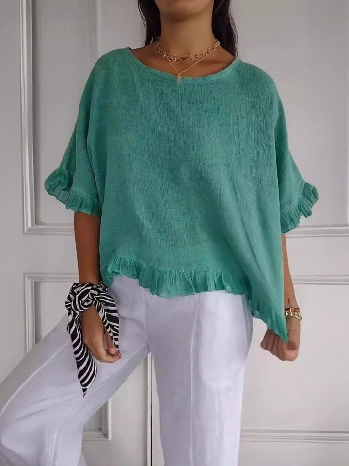 Feminine Damen Bluse mit stilvollen Rüschen und Rundhalsausschnitt. Optimal für eine casual-elegante Sommergarderobe.