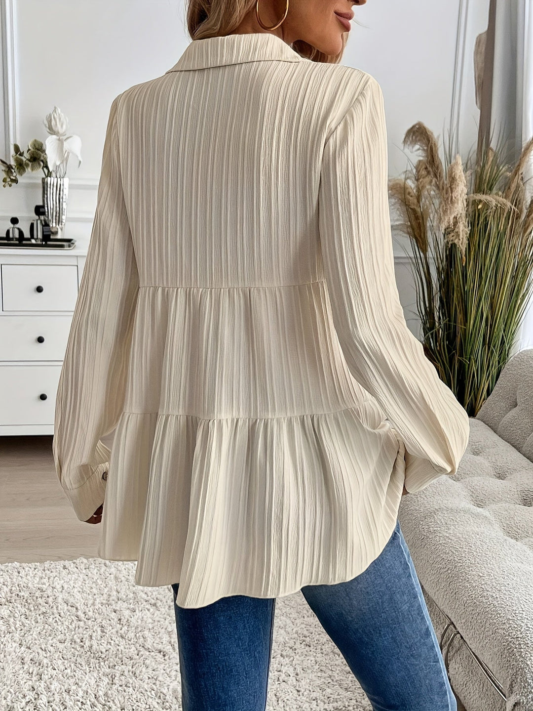 Vielseitige Tunika-Bluse für Damen mit dekorativer Knopfleiste und femininem Stufenrock-Design.