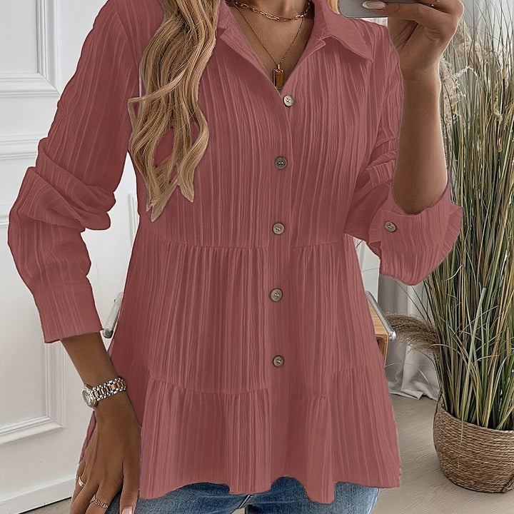 Sommerliche Damenbluse elegant tailliert, mit durchgehender Knopfleiste und modischem Stufen-Look.