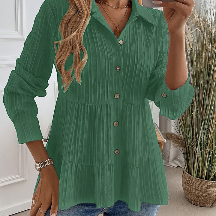Business Casual Langarm-Damenbluse mit taillierter Passform, Stufen-Design und klassischer Knopfleiste.