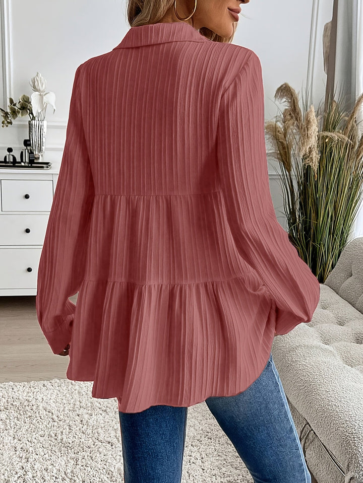 Moderne Frühlingsbluse für Damen: tailliert, Langarm, mit Knopfleiste, Crinkle Optik und Stufenrock-Design.