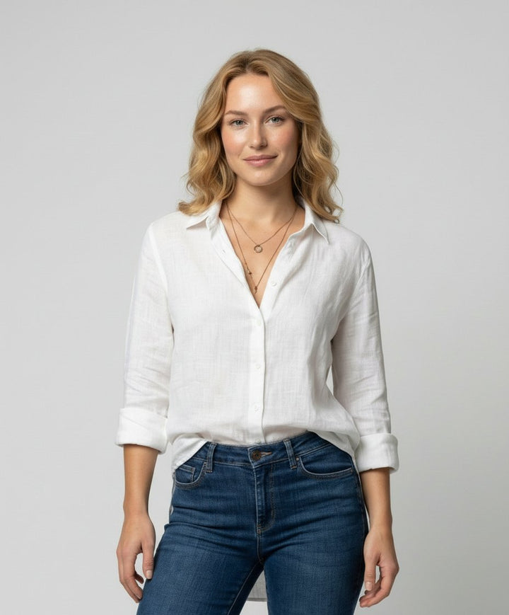 Klassische Damen Hemdbluse mit elegantem Dreiviertelarm und stilvollem Umlegekragen.