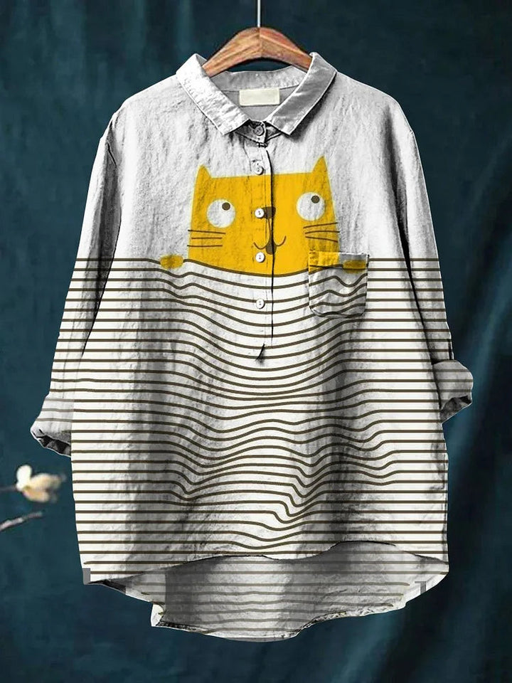 Feminine Oversize Hemdbluse mit stilvollem Katzenmotiv; bequemes, modisches Oberteil für Damen.