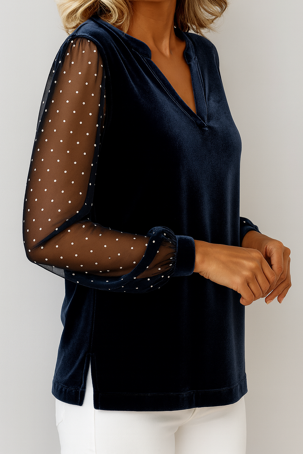 Feminine Langarmbluse für Damen, marineblau, mit eleganten Punktärmeln & ansprechendem Ausschnitt.