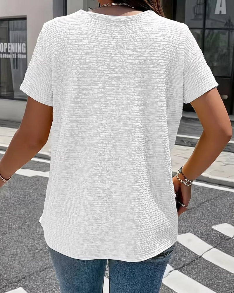 Strukturierte Damenbluse mit kurzen Ärmeln, Kragen und edlen Goldknöpfen. Feminines Oberteil für Smart Casual.