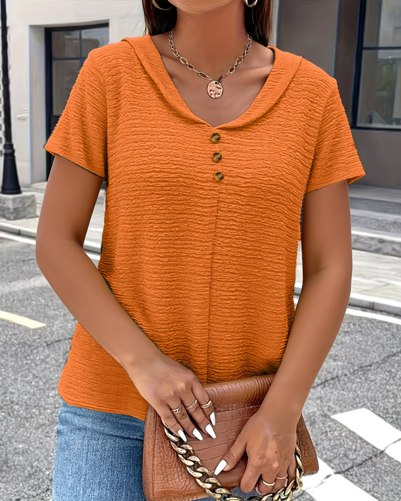 Hochwertige Damen Kurzarm-Bluse mit Goldknöpfen, Kragen und strukturierter Optik. Bequem und schick für den Sommer.