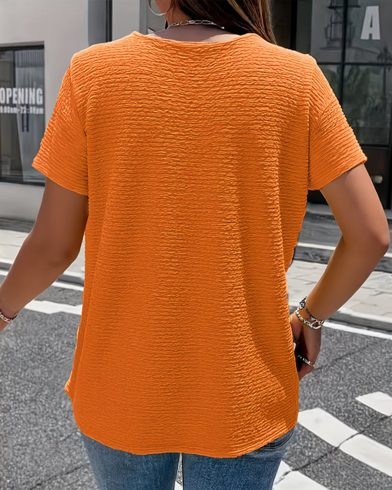 Chic strukturierte Damen Kurzarm-Bluse mit goldenen Knöpfen und Kragen. Ein elegantes Oberteil für jede Garderobe.