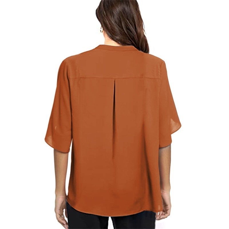 Damen Bluse mit V-Ausschnitt und fließendem, lockerem Fall. Eine moderne und bequeme Sommerbluse.