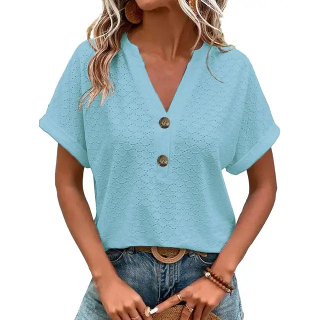 Elegante, lockere Boho Damen Sommerbluse mit V-Ausschnitt und natürlichen Holzknöpfen für den Strand.