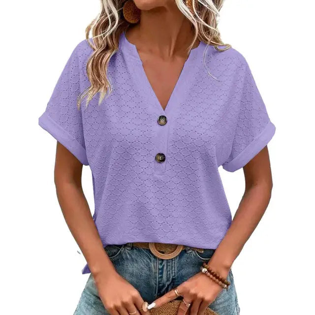 Kurzarm Sommerbluse für Damen mit V-Ausschnitt und durchgehender Knopfleiste mit Holzknöpfen.