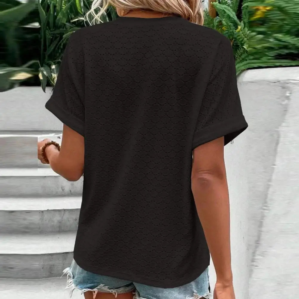 Leichte Damen Sommerbluse im Boho-Stil mit V-Ausschnitt und natürlichen Holzknöpfen, Kurzarm.