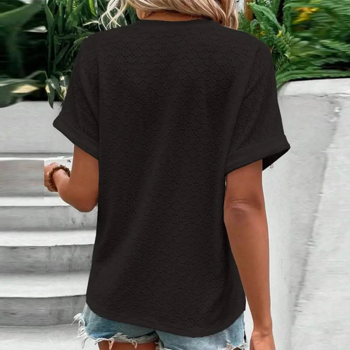 Leichte Damen Sommerbluse im Boho-Stil mit V-Ausschnitt und natürlichen Holzknöpfen, Kurzarm.