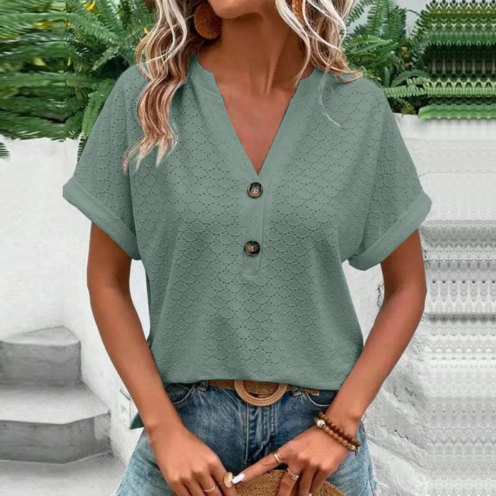 Damen Sommerbluse mit V-Ausschnitt, Holzknöpfen und kurzen Ärmeln, ideal für warme Tage.