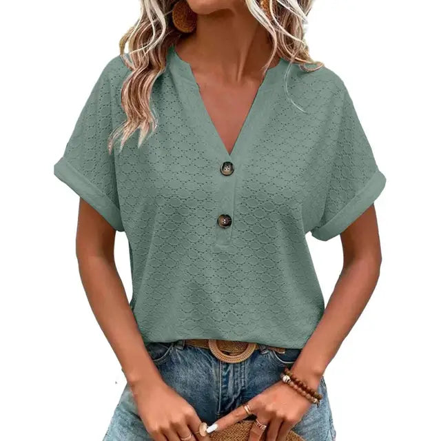 Leichte Damen Sommerbluse mit V-Ausschnitt und dekorativen Holzknöpfen, ideal für Frühling/Sommer.