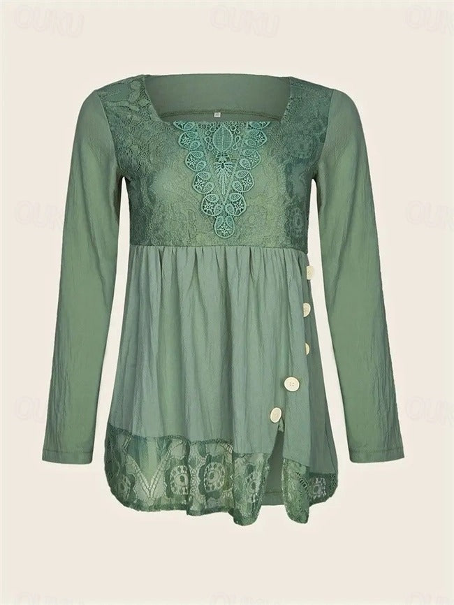 Locker sitzende Sommerbluse für Damen mit detailreicher Stickerei, eckigem Ausschnitt und Knöpfen.