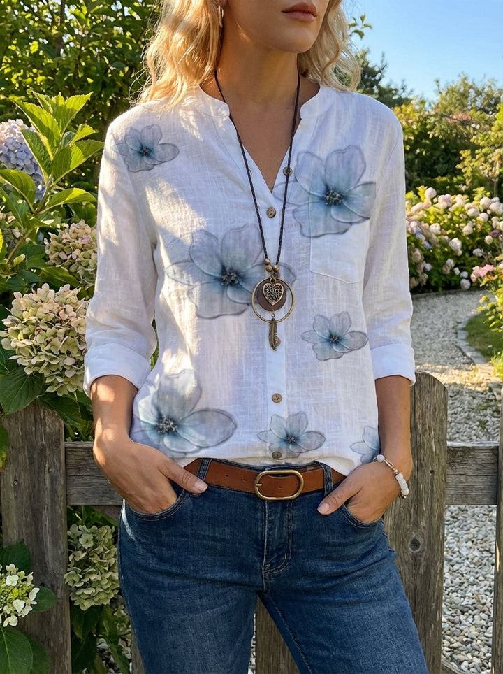 Detail: Knopfleiste & lebendiger Blumenprint auf der weißen Damen Blusenjacke für Frühling & Sommer.