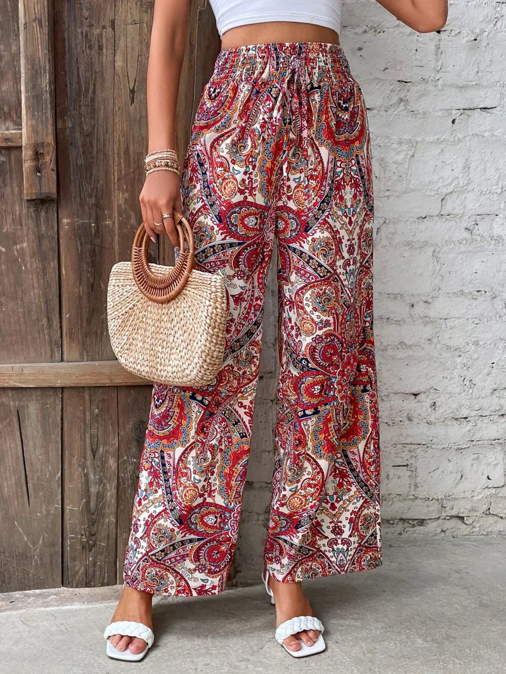 Bequeme Damen Sommerhose mit floralem Bohemian Print, luftige Freizeitmode.